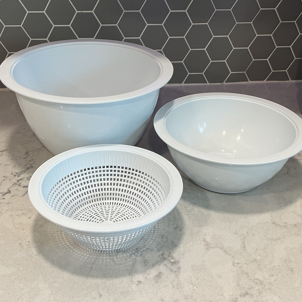 The Pampered Chef White Mixing Bowl Set with Non-Skid Ring